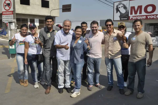 Eliane Sinhasique, Alysson e Bocalom caminham no centro de Rio Branco