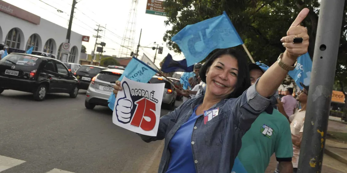 Eliane Sinhasique participa de ‘bandeiraço’ no Centro de Rio Branco