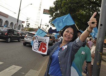 Eliane Sinhasique participa de ‘bandeiraço’ no Centro de Rio Branco
