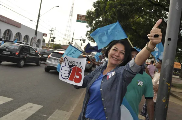 Eliane Sinhasique participa de ‘bandeiraço’ no Centro de Rio Branco