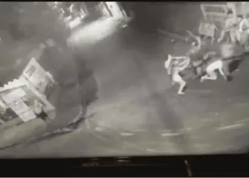 Vídeo mostra policiais agredindo dois homens no bairro João Eduardo