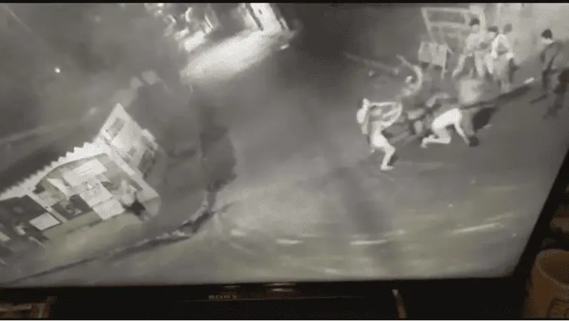 Vídeo mostra policiais agredindo dois homens no bairro João Eduardo 1 Vídeo mostra policiais agredindo dois homens no bairro João Eduardo