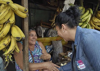 Sinhasique toma café com comerciantes do Manoel Julião