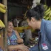 Sinhasique toma café com comerciantes do Manoel Julião