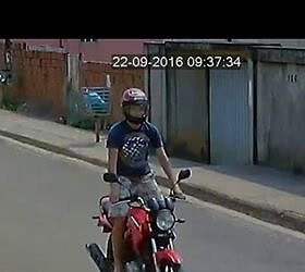 "Motoqueiro tarado" sai pelas ruas mostrando partes íntimas para as mulheres 7 "Motoqueiro tarado" sai pelas ruas mostrando partes íntimas para as mulheres