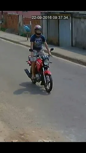 "Motoqueiro tarado" sai pelas ruas mostrando partes íntimas para as mulheres