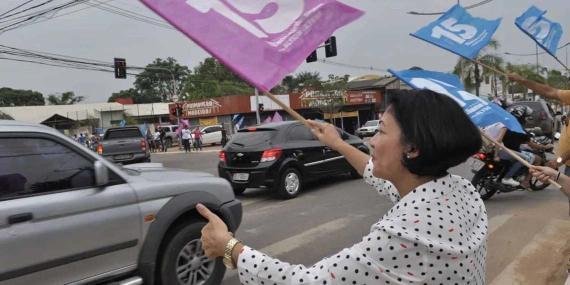 Eliane e Alysson participam de ‘bandeiraço’ na Avenida Ceará