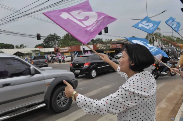 Eliane e Alysson participam de ‘bandeiraço’ na Avenida Ceará