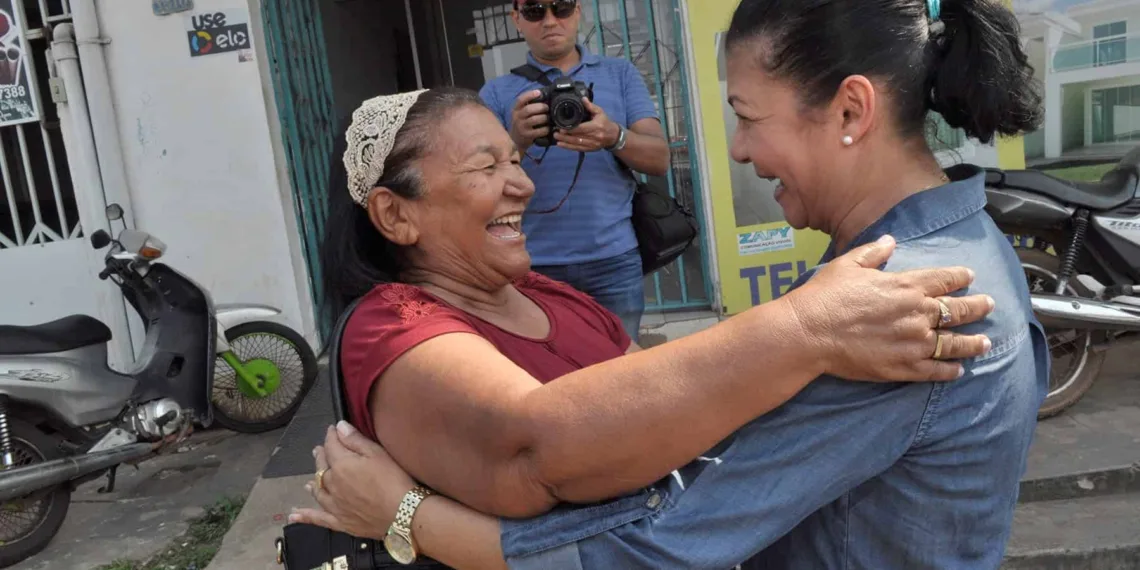 Eliane e Flaviano conversam com os moradores dos bairros Floresta e Esperança