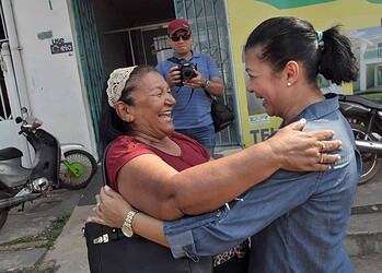 Eliane e Flaviano conversam com os moradores dos bairros Floresta e Esperança