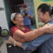 Eliane e Flaviano conversam com os moradores dos bairros Floresta e Esperança