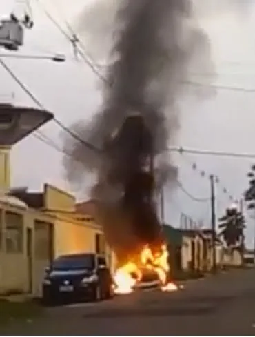 Agente penitenciário tem carro incendiado em frente à sua casa