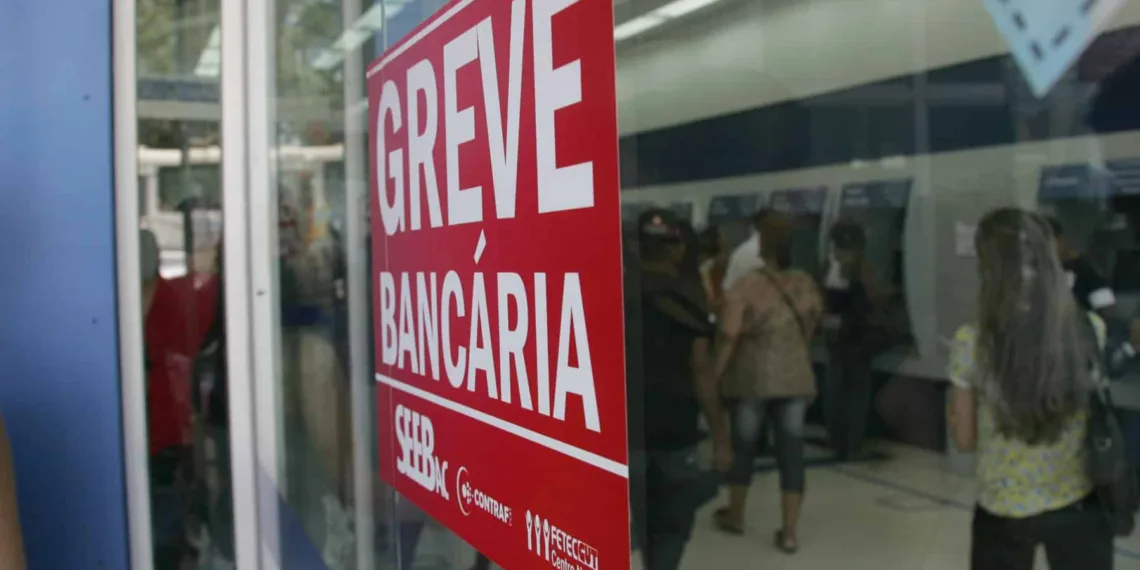 RIO BRANCO, ACRE - 06.10.2015 - Greve dos bancários fecha agências no Acre. Em Rio Branco agências bancárias cobertas de cartazes que estão em greve por tempo indeterminado. Foto: Odair Leal/Folhapress