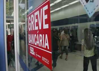 RIO BRANCO, ACRE - 06.10.2015 - Greve dos bancários fecha agências no Acre. Em Rio Branco agências bancárias cobertas de cartazes que estão em greve por tempo indeterminado. Foto: Odair Leal/Folhapress