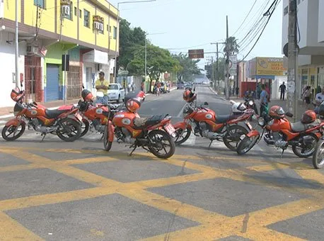 Motofrentistas realizam protesto fecham parte do Centro da cidade
