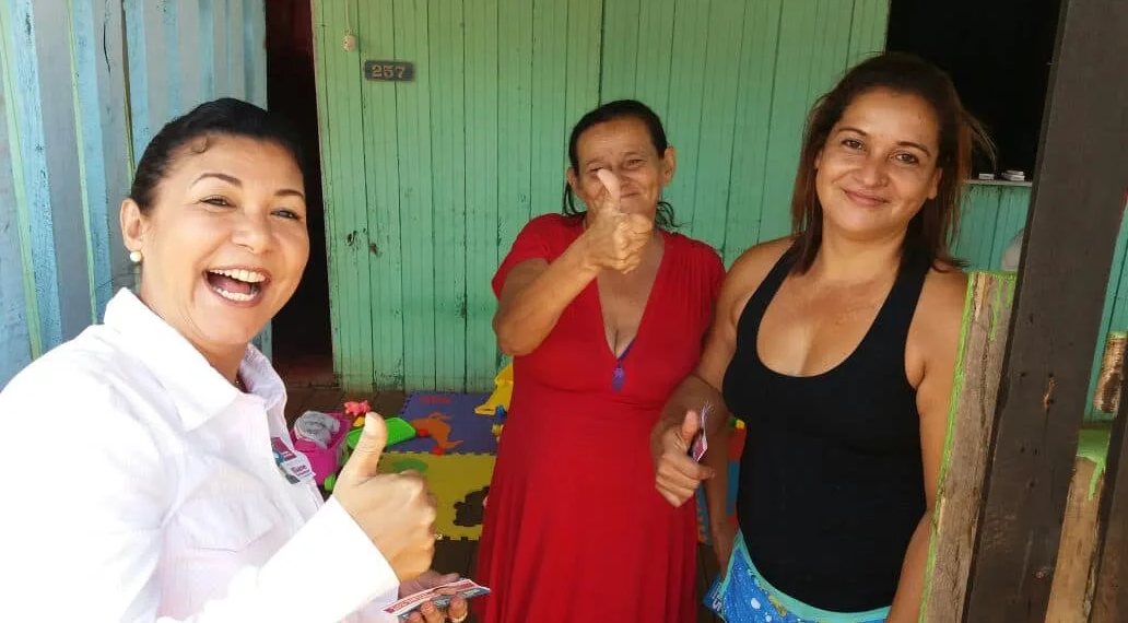 Sinhasique caminha pelo Aeroporto Velho e leva esperança para moradores