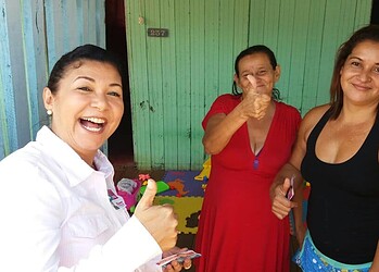 Sinhasique caminha pelo Aeroporto Velho e leva esperança para moradores