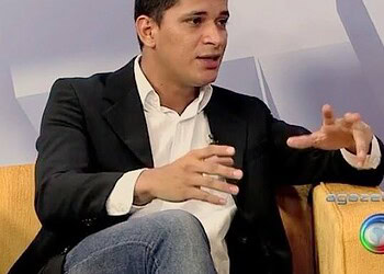 Justiça concede liminar para Carlos Gomes participar de debate na TV Acre; emissora recorre da decisão