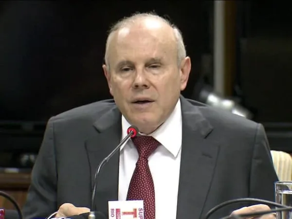 Moro revoga prisão temporária de Guido Mantega