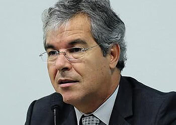 Para o senador, a candidata Eliane Sinhasique (PMDB) exagera nas promessas