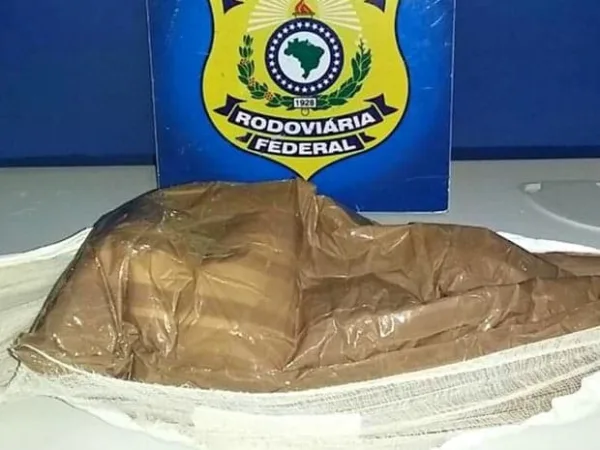 Mulher é presa transportando cocaína em barriga falsa de grávida