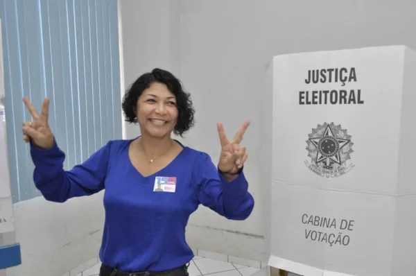 Entre os candidatos da prefeitura de Rio Branco, Eliane Sinhasique foi a primeira a votar