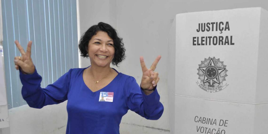 Entre os candidatos da prefeitura de Rio Branco, Eliane Sinhasique foi a primeira a votar