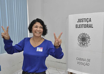 Entre os candidatos da prefeitura de Rio Branco, Eliane Sinhasique foi a primeira a votar
