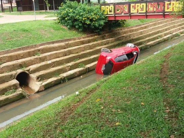 Jovem perde controle e carro cai dentro de esgoto em Rio Branco