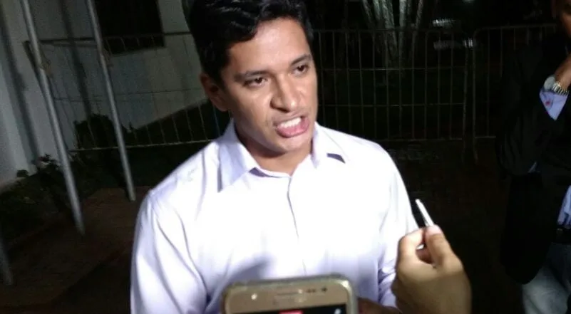 Depois de ser retirado do debate da TV Acre, Carlos Gomes lembra os tempos da ditadura militar