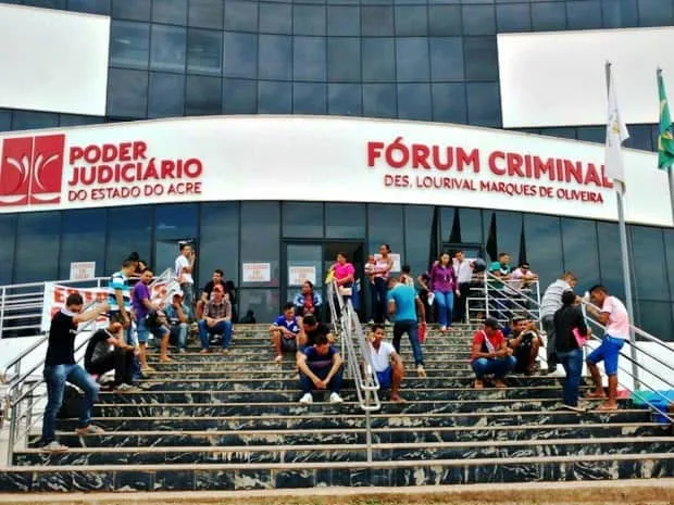 Presos do semiaberto realizam protesto em frente ao Fórum Criminal