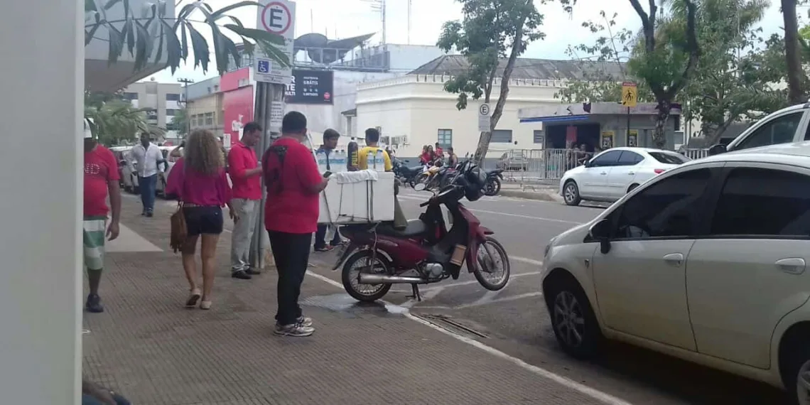 Movimento fraco marca a venda de alimentos por ambulantes neste domingo