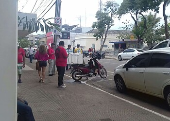 Movimento fraco marca a venda de alimentos por ambulantes neste domingo