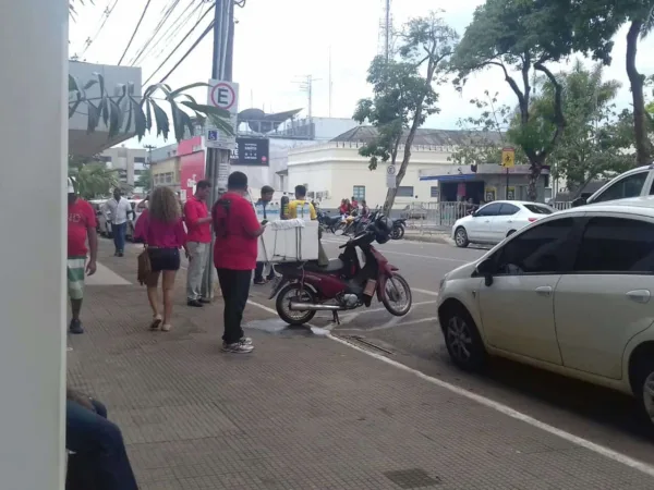 Movimento fraco marca a venda de alimentos por ambulantes neste domingo