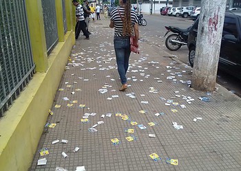 Apesar da legislação proibir, derramamento de material de campanha é registrado nas ruas de Rio Branco