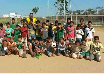 Jogadores de futebol pedem ajuda para realizar festa de dia das crianças na Cidade do Povo