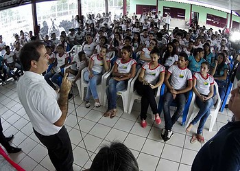 Governo fecha parceria para implantação de escolas de ensino integral