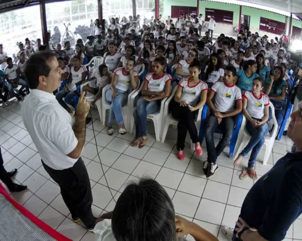 Governo fecha parceria para implantação de escolas de ensino integral