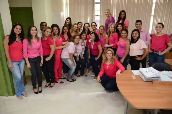 Servidores da Sesacre aderem à campanha de luta contra o câncer de mama