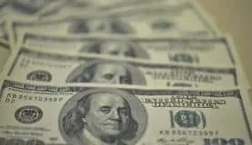 Dólar fecha no menor nível em dois meses