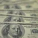Dólar fecha no menor nível em dois meses