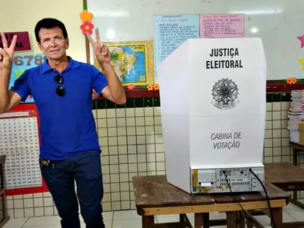 Raimundo Vaz votou no colégio Natalino Brito