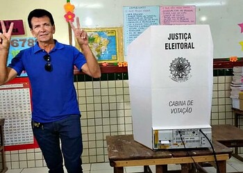 Raimundo Vaz votou no colégio Natalino Brito