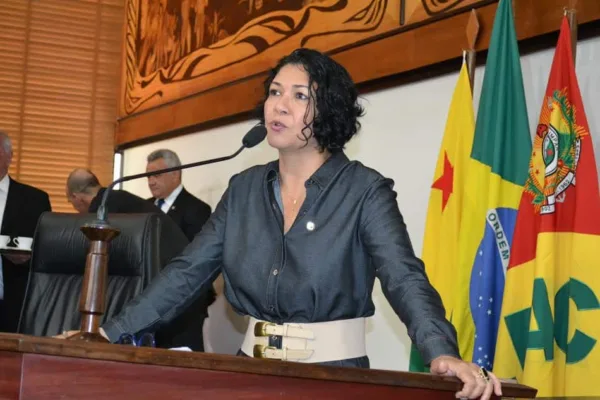Após derrota, Eliane Sinhasique cria paródia para anunciar ‘descida da Balsa’