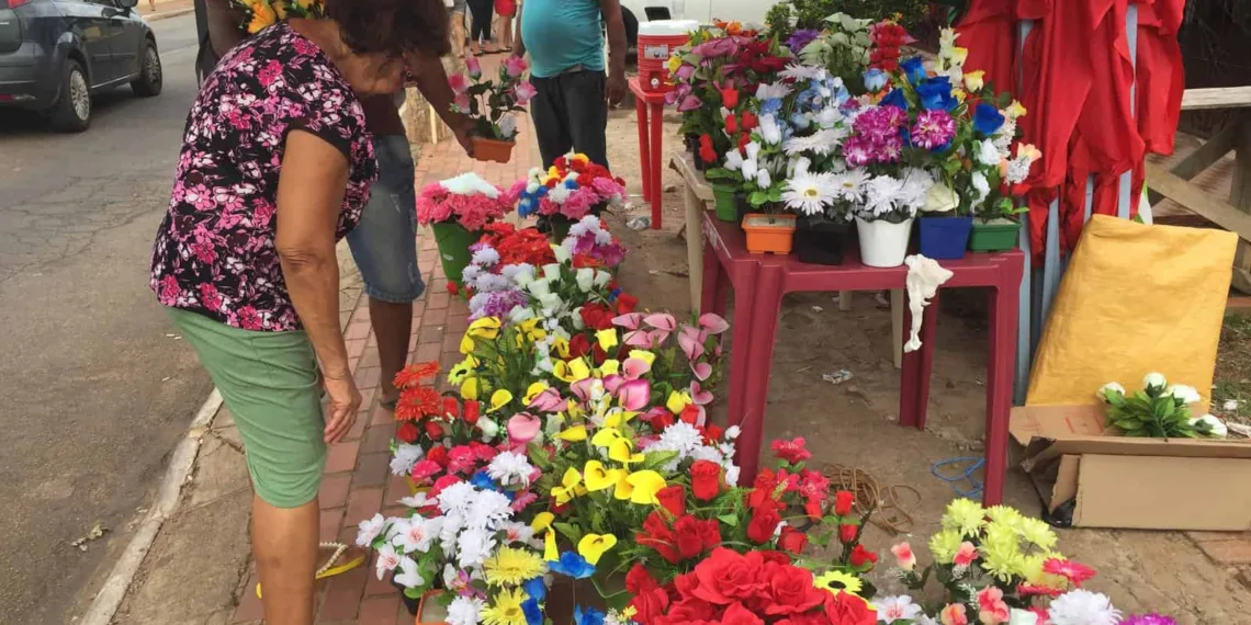 Ambulantes estão otimistas com vendas no Dia de Finados na Capital