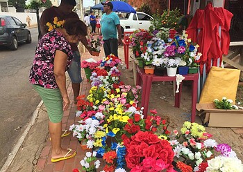 Ambulantes estão otimistas com vendas no Dia de Finados na Capital