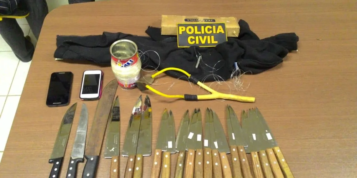 Trio joga 20 facas e celulares dentro do presídio e é preso