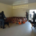 Agentes penitenciários realizam revista em unidade prisional do interior