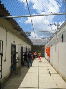 3-agentes-penitenciarios-realizam-revista-em-unidade-prisional-do-interior-002