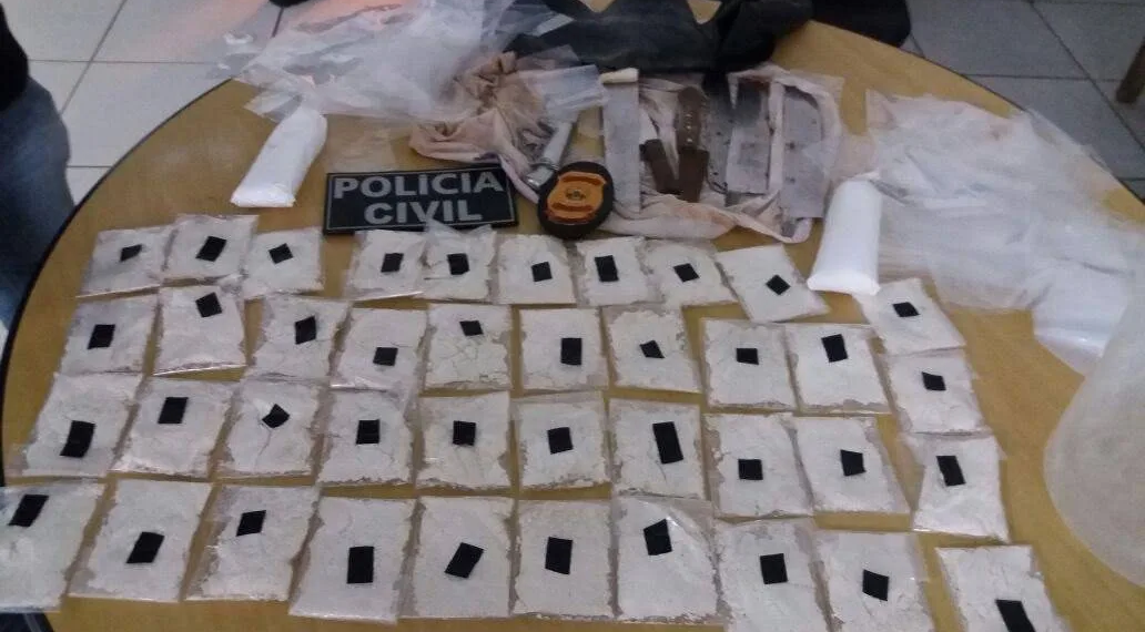 Polícia Civil apreende 40 pacotes de cocaína e sete facas em bairro de Sena Madureira